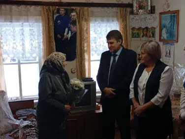 Поздравили Звереву Валентину Павловну и Копченову Юлию Васильевну– жительниц блокадного Ленинграда